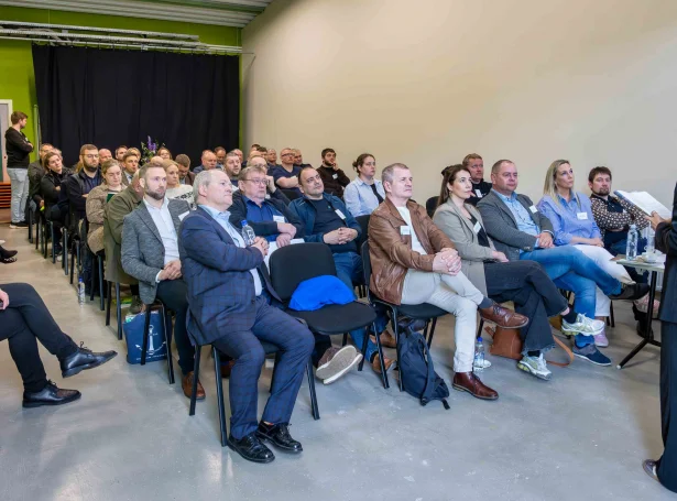 Bruttoúrslitið fyri 2025 varð 80,2 milliónir krónur, ið er 2,4 milliónir krónur betri enn í 2024. Inntøkurnar eru 5,8 milliónir krónur meira enn mett, og útreiðslurnar eru 4,9 milliónir krónur meira enn mett frammanundan