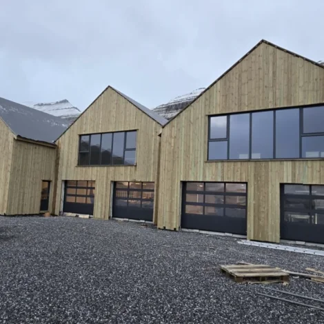 Avdúking av listaverki og tríbekki í kappróðrarneystinum í Norðragøtu