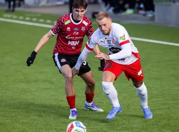 Erik Sorga í dysti á Svangaskarði. Tað eydnaðist ikki væl - samstarvið millum HB og estan (Mynd: RS Media/Havnar Bóltfelag)