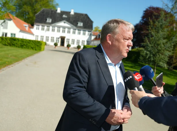 Lars Løkke trýr ikki longur upp á, at tað eydnast Mette Frederiksen at finna fram til eina mið-vinstrastjórn. Hann rýmdi tí av samráðingunum á Marienborg í dag (Mynd: Liselotte Sabroe/Ritzau Scanpix)