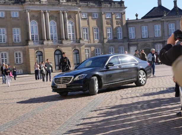 Mette Frederiksen, virkandi danskur statsministari, var á Amalienborg seinnapartin at boða kongi frá, at royndir hennara at skipa stjórn eru miseydnaðar (Mynd: Emil Helms/Ritzau Scanpix)