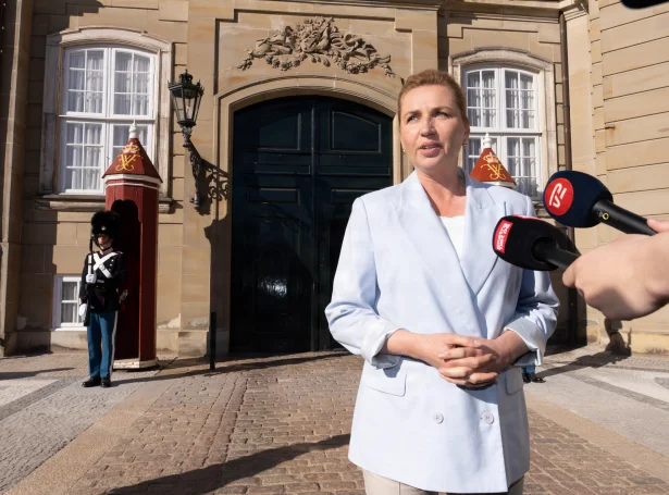 Mette Federiksen tosaði við miðlarnar uttanfyri Amalienborg í gjár (Mynd: Emil Nicolai Helms/Ritzau Scanpix)