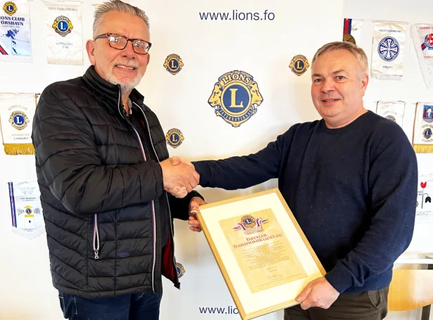 Steingrím Abrahamsen tekur vegna Havnar Harmonikufelag ímóti heiðrinum “Ársins borgari 2026”, sum Petur Elias Petersen handaði vegna Lions Tórshavn