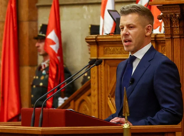 Péter Magyar heldur røðu (Mynd: Bernadett Szabo/Reuters/Ritzau Scanpix)