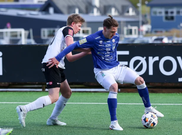 B36 og KÍ spældu 1-1 javnelik fyrr í ár. Júst tá lá B36 nummar 1 - skal liðið hjá Jákupi á Borg nærkast aftur, er møguleikin har í dag. Eitt sært KÍ-lið hevur tørv á trimum stigum (Mynd: Sverri Egholm)