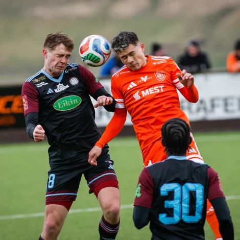 AB og Skála fluttu upp í fjør - spurningurin er, um annað teirra fer niður aftur, ella um bæði halda sær í Meistaradeildini, meðan 07 Vestur noyðist tungu leiðina saman við B68 (Mynd: Jens Kr. Vang)