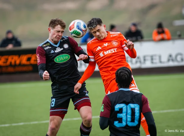 AB og Skála fluttu upp í fjør - spurningurin er, um annað teirra fer niður aftur, ella um bæði halda sær í Meistaradeildini, meðan 07 Vestur noyðist tungu leiðina saman við B68 (Mynd: Jens Kr. Vang)
