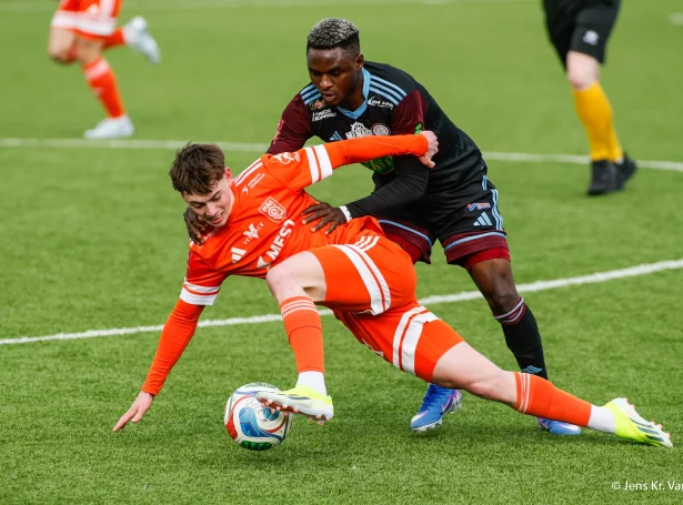 Simon Jørgensen er trupul hjá mótstøðuliðunum at halda. Spurningurin er, hvussu leingi afturat Skála heldur fast í toppskjúttanum (Mynd: Jens Kr. Vang)