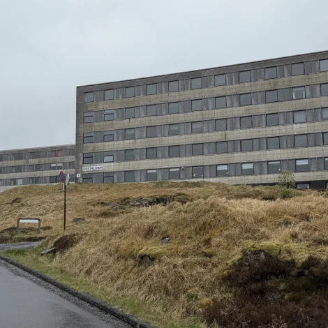 Íbúðarblokkarnir á Eirargarði 4, 6 og 8 í ringum standi