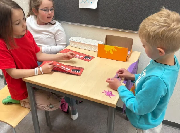 Ígjøgnum vikuna arbeiða næmingarnir við at leggja til rættis, samstarva og taka ábyrgd. Tey skulu finna uppá, byggja, gera klárt og taka ímóti gestum (Mynd: skulabladid.fo)