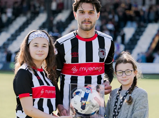 Geza David Turi heiðraður (Mynd: Grimsby Town Football Club)