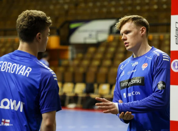 Av tí at Føroyar hava staðið seg so mikið væl í EM-høpi, so kom liðið í bestu gjørligu støðuna í hesari evropeisku undankappingini til HM 2027. Í morgin og leygardagin skal liðið royna at tryggja sær søguligt HM-pláss (Mynd: Sverri Egholm)