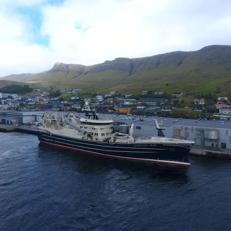 Finnur Fríði landar sild á Tvøroyri