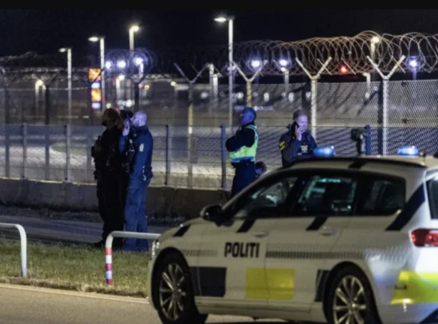 Løgreglan leitaði eftir dronum yvir floghavnini í Kastrup í september í fjør (Savnsmynd)