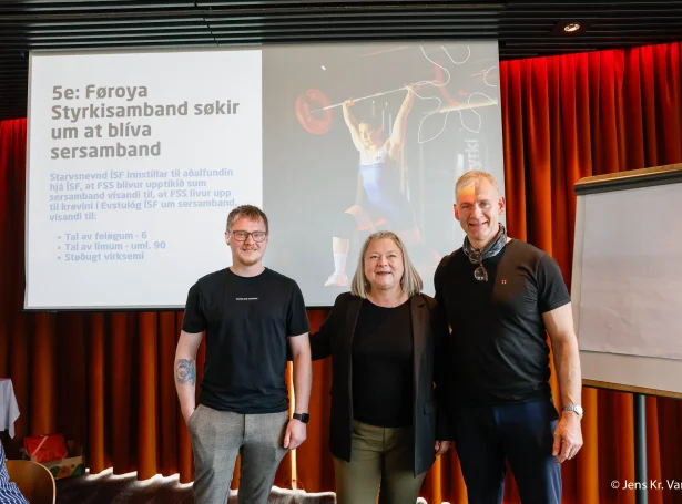 Elin Heðinsdóttir Joensen, ÍSF-forseti, saman við formonnunum í Dartsambandi Føroya og Føroya Styrkisamband, sum nú eru uppstigað til sersambond í ÍSF, ávikavist Petur Bláberg og Heini Hátún