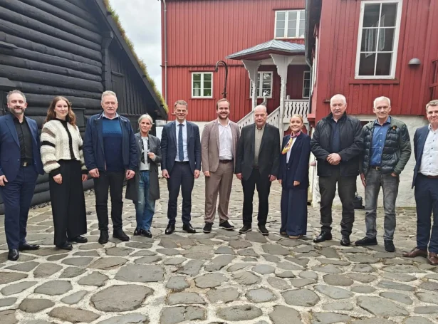 Landsstýrið og formansskapurin í Kommunufelagnum (Mynd: Løgmansskrivstovan)