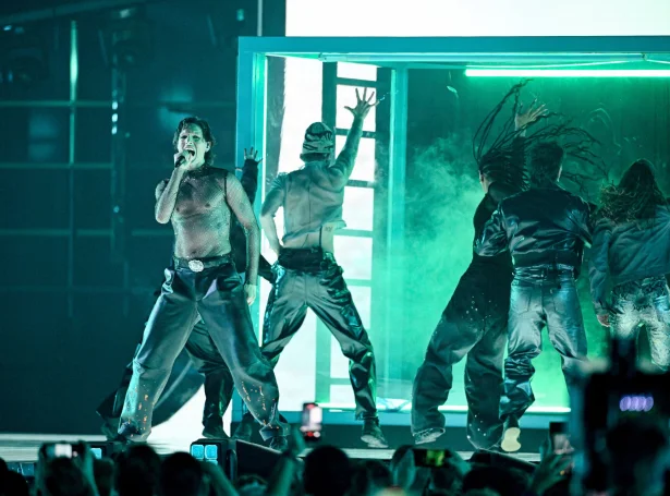 Í gjárkvøldið megnaði Søren Torpegaard Lund at syngja seg víðari í Eurovision-finaluna, sum verður leygarkvøldið (Mynd: Jessica Gow/TT/Ritzau Scanpix)