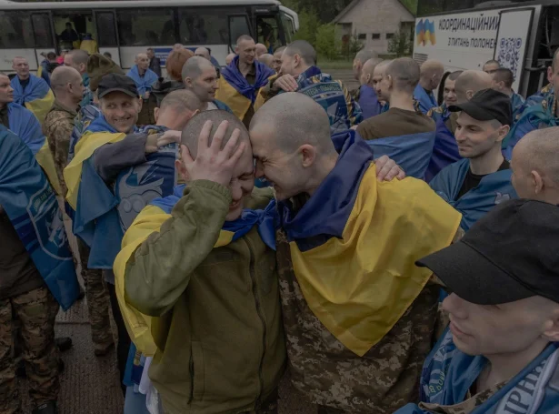 Leyslatnir krígsfangar (Mynd: Roman Pilipey/AFP/Ritzau Scanpix)