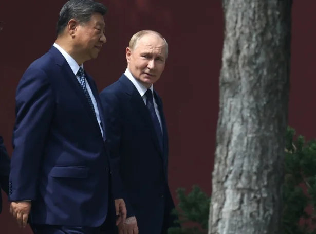 Kinesiski forsetin, Xi Jinping og russiski forsetin, Vladimir Putin í Kina í september 2025 (Mynd: EPA)