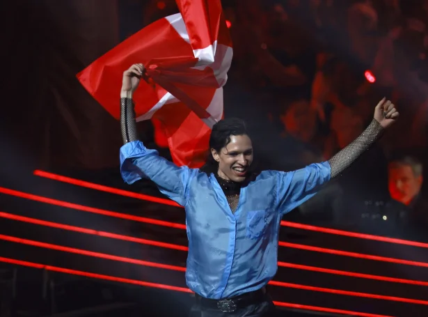 Danski Søren Torpegaard Lund á pallin við danska flagginum undir Eurovision-finaluni leygardagin (Mynd: Hannibal Hanschke/EPA/Ritzau Scanpix)