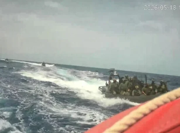 Ísralsk herfók gera seg til at fara umborð á mótmælisskip (Mynd: Global Sumud Flotilla)