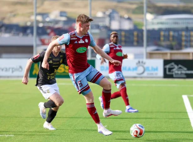 AB tapti í gjár 2-0 fyri Víkingi og hevur bert fingið eitt stig til høldar seinastu sjey umførini. Ávaringalampurnar hava blinka í eina tíð á Argjum, har tað annars koyrdi sum smurt fyrr í ár - nú er tað álvarsemi og neyðugt at gera bart í inannhýsis botndystum (Savnsmynd: Sverri Egholm)