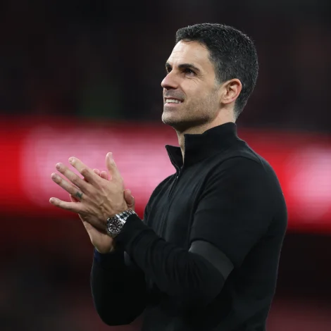 Mikel Arteta kundi fegnast í gjárkvøldið. Arsenal er nær meistaraheitinum, og liðið er eisini í Champions League-finaluni (Hannah Mckay/Reuters/Ritzau Scanpix)