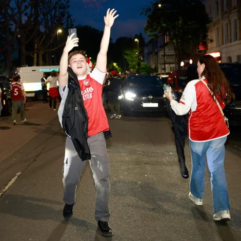 Arsenal-fjepparar fegnast í gøtunum í London, eftir at meistaraheitið er veruleiki (Mynd: Brook Mitchell/AFP/Ritzau Scanpix)