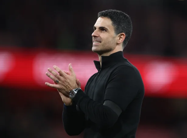 Mikel Arteta kundi fegnast í gjárkvøldið. Arsenal er nær meistaraheitinum, og liðið er eisini í Champions League-finaluni (Hannah Mckay/Reuters/Ritzau Scanpix)