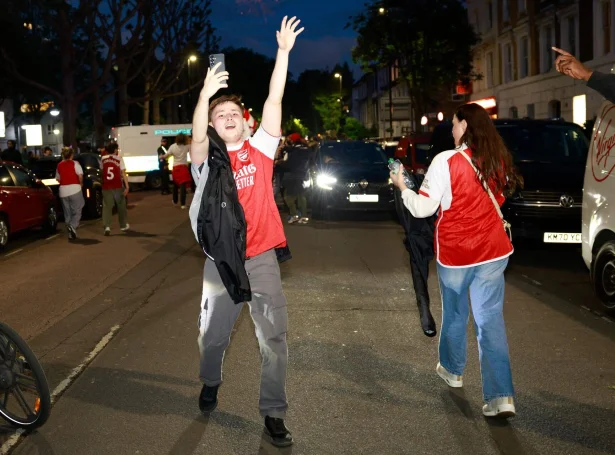 Arsenal-fjepparar fegnast í gøtunum í London, eftir at meistaraheitið er veruleiki (Mynd: Brook Mitchell/AFP/Ritzau Scanpix)