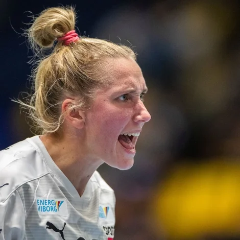 Nú 35-ára Maria Fisker Stokhólm er úr Midtjyllandi, har hon spældi meginpartin av yrkisleiðini Nú hevur hon valt at flyta til Føroya. Sum skilst hevur royndi og dugnaligi vongurin valt EB frammum onnur føroysk feløg, sum lógu framvið, og skal Fisker gera mun á og uttanfyri vøllin á Eiði (Mynd: Viborg HK)