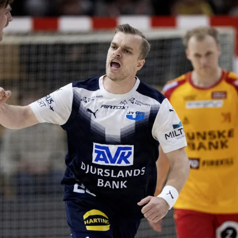 Jóhan á Plógv Hansen fegnast um eitt mál í sigrinum í kvøld. Royndi havnarmaðurin á høgra vongi hjá SAH er ein sigur frá at spæla um DM-gull (Mynd: Bo Amstrup/Ritzau Scanpix)