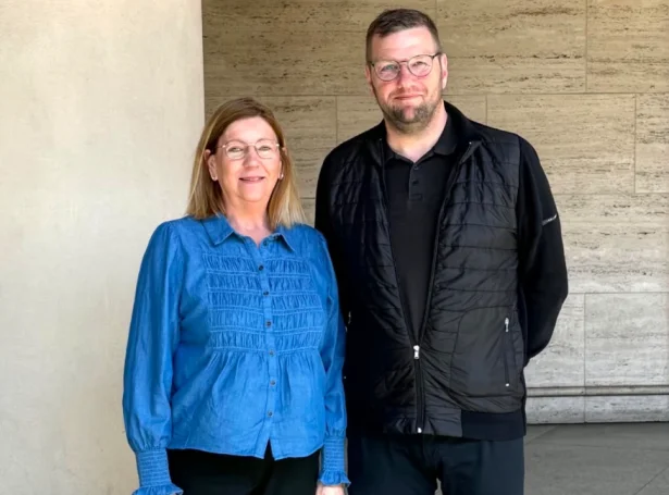Borgarstjórarnir síggjast her: Talan er nú um eitt meira formelt samstarv, tá børn og ung í Porkeri frammanundan hava havt møguleikan at vitja ungdómshúsið. Avtalan er í fyrstu syftu galdandi frá august og til ársenda og verður síðani eftirmett og kann leingjast (Mynd: vagur.fo)