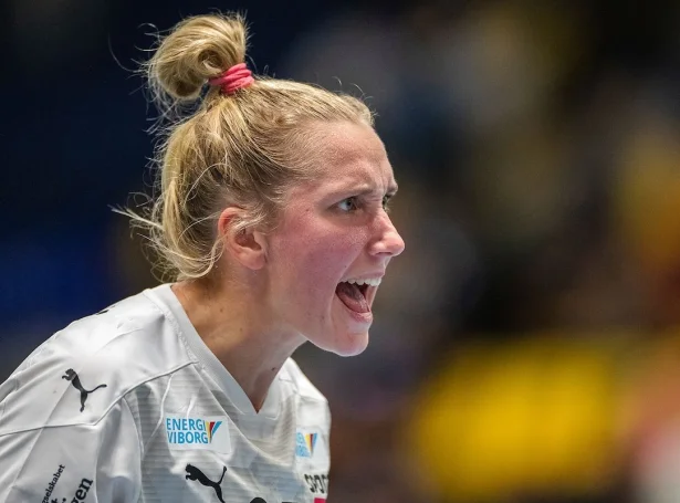Nú 35-ára Maria Fisker Stokhólm er úr Midtjyllandi, har hon spældi meginpartin av yrkisleiðini Nú hevur hon valt at flyta til Føroya. Sum skilst hevur royndi og dugnaligi vongurin valt EB frammum onnur føroysk feløg, sum lógu framvið, og skal Fisker gera mun á og uttanfyri vøllin á Eiði (Mynd: Viborg HK)