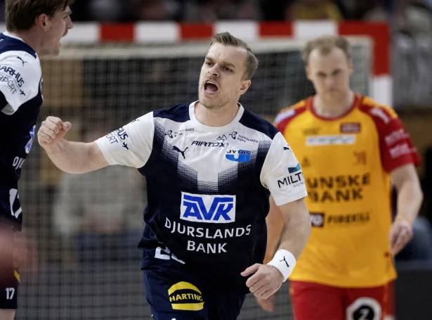 Jóhan á Plógv Hansen fegnast um eitt mál í sigrinum í kvøld. Royndi havnarmaðurin á høgra vongi hjá SAH er ein sigur frá at spæla um DM-gull (Mynd: Bo Amstrup/Ritzau Scanpix)