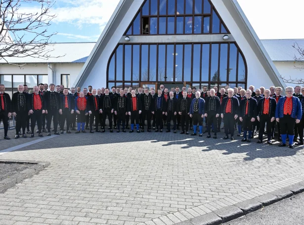 Tórshavnar Manskór uttanfyri Langholtskirkju í Reykjavik flaggdagin 25. aprl 2026
