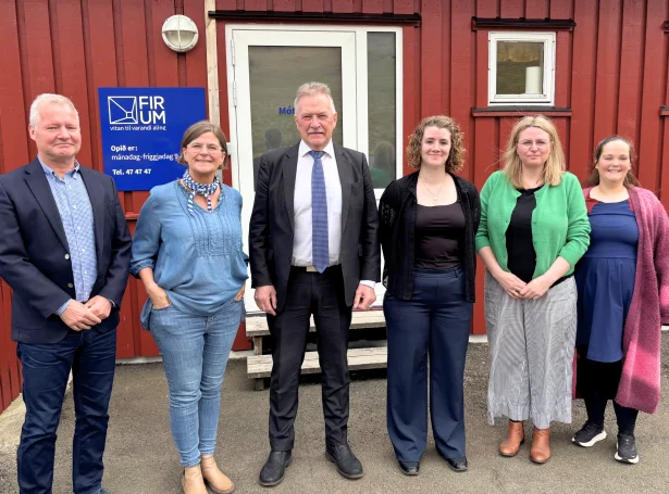 Á myndini frá vinstru: Árni Ellefsen, nevndarlimur, Jóhanna Lava Køtlum, stjóri á Firum, Jacob Vestergaard, landsstýrismaður, Sunnvør Klettskarð í Kongsstovu, nevndarforkvinna, Heidi S. Mortensen og Unn V. Johannesen, starvsfólkaumboð.