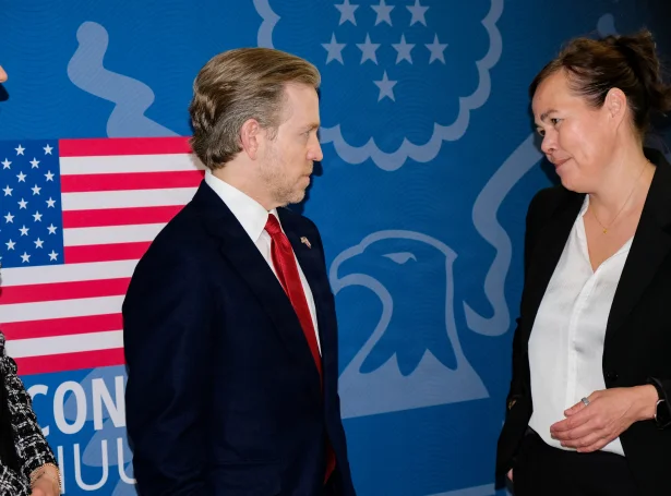 Amerikanski sendiharrin í Danmark, Ken Howery og fyrrverandi grønlendski uttanríkismálaráðharrin og núverandi landstingslimurin, Vivian Motzfeldt undir upplatingina av amerikanska konsulátinum í Nuuk (Mynd: Tim Barsoe/Reuters/Ritzau Scanpix)