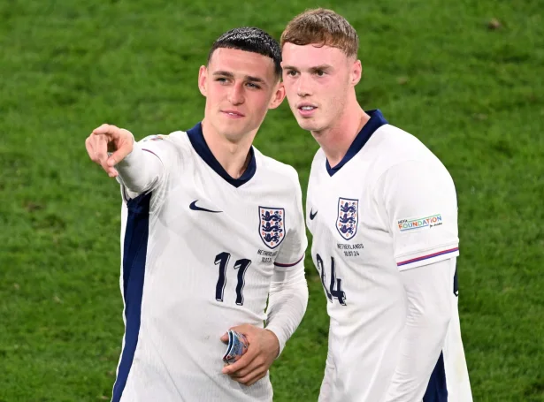Phil Foden og Cole Palmer. At hesi nøvnini ikki vóru á listanum hjá Tuchel undrar nógv. Fyrrnevndi hevur verið við rímiliga leingi og eisini í mongu meistaraárunum hjá Manchester Cityi. Síðstnevndi skoraði í EM-finaluni fyri tveimum árum síðani (Mynd: Kirill Kudryavtsev/AFP/Ritzau Scanpix)