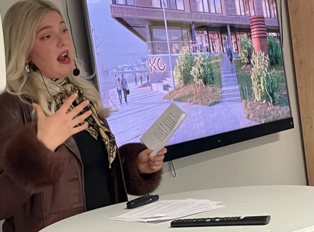 Randi á Bergi, søluleiðari á KG: -Meðan Norðoyatunnilin skapti karmarnar, so skapa vit við KG innihaldið. Myndir Jan Müller