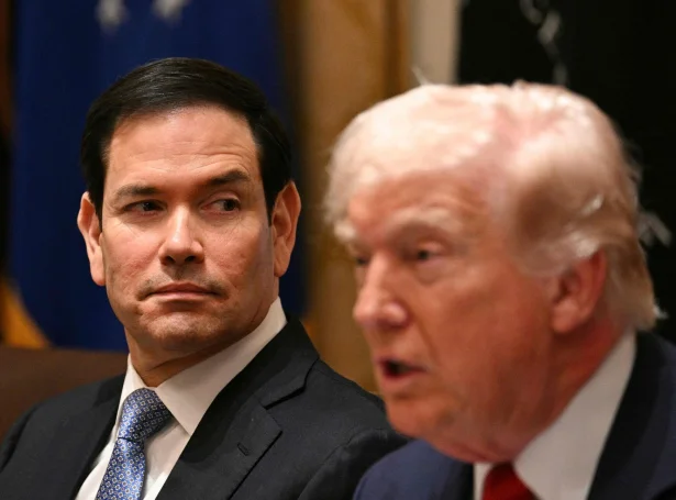 Amerikanski uttanríkismálaráðharrin, Marco Rubio og amerikanski forsetin, Donald Trump hava boðað frá, at ein avtala við Iran nærkast (Mynd: Jim Watson/AFP/Ritzau Scanpix)