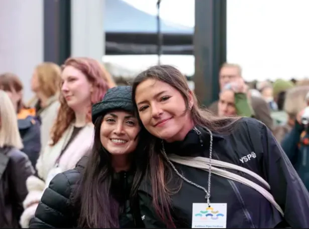 Tórshavnar kommuna stuðlaði almennu reseptiónini í Tórsgøtu í kvøld, har gestirnir á UArctic Congress 2026 fingu mangt gott serføroyskt til góma og oyru (Mynd: setur.fo/Álvur Haraldsen)