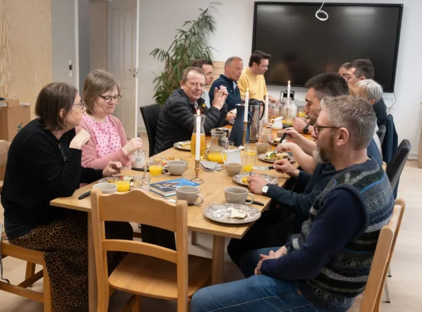Flytingin varð á ein hátt hátíðarhildin í síðstu viku við morgunkaffi á nýggju skrivstovuni í høvuðsstaðnum (Mynd: trubodin.fo)