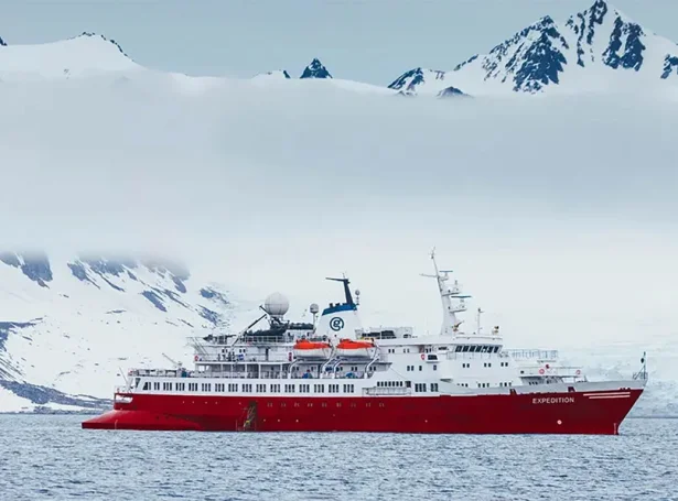 M/S Expedition, sum er 105 metur langt og 19 metur breitt. Umborð eru áleið 100 ferðafólk og 90 starvsfólk. Ferðafólkini fáa fleiri lokalar upplivingar undir uppihaldinum (Mynd: sunda.fo)