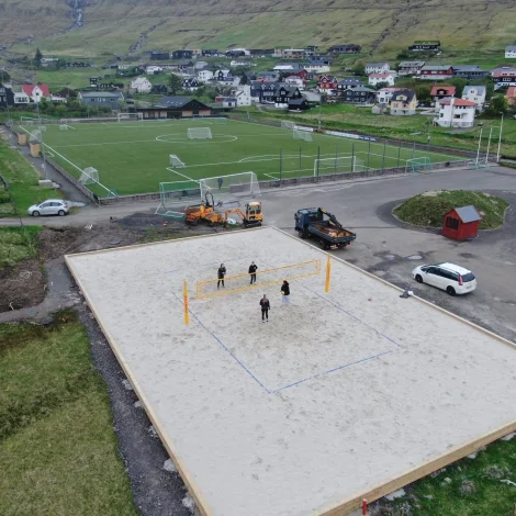 Sandflogbóltsvøllurin á Valloyruni verður alment tikin í nýtslu seinnapartin