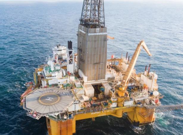 Boripallurin Deepsea Atlantic liggur nú eystan fyri føroyska markið og klárur til at bora á Rosebank kelduni