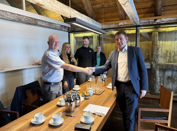 Suni Selfoss, formaður í Starvsfelagnum, og Aksel V. Johannesen, landsstýrismaður í fíggjarmálum, eftir at sáttmálin er undirskrivaður (Mynd: starvsfelag.fo)