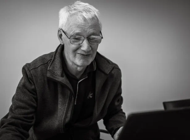 Sjálvt um Alix sjálvur er lítillátin av náttúr, so eru skotsmálini frá okkum og samstarvsfeløgum á DMI, at hann er sera dugnaligur, arbeiðssamur, nærlagdur og fyrimyndarligur starvsfelagi. Hansara partur hevur ongantíð ligið eftir