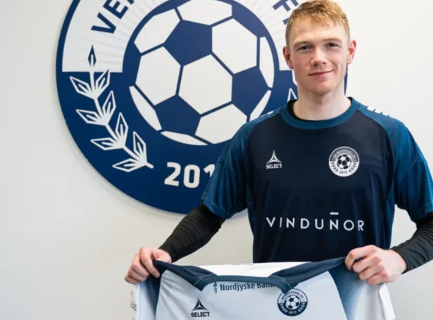 Hjá Ari Olsen og Vendsyssel kom uppflytingin í hús síðsta vikuskifti, tá triðseinasta umfar var á skránni í triðbestu deildini. Harvið skal liðið, har Emil Grønn Pedersen nú eisini er, spæla í 1. Division eftir summarsteðgin (Mynd: Vendsyssel FF)