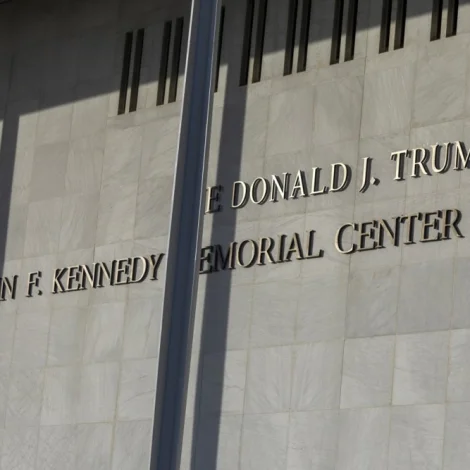 Navnið hjá Trump takast av Kennedy Center